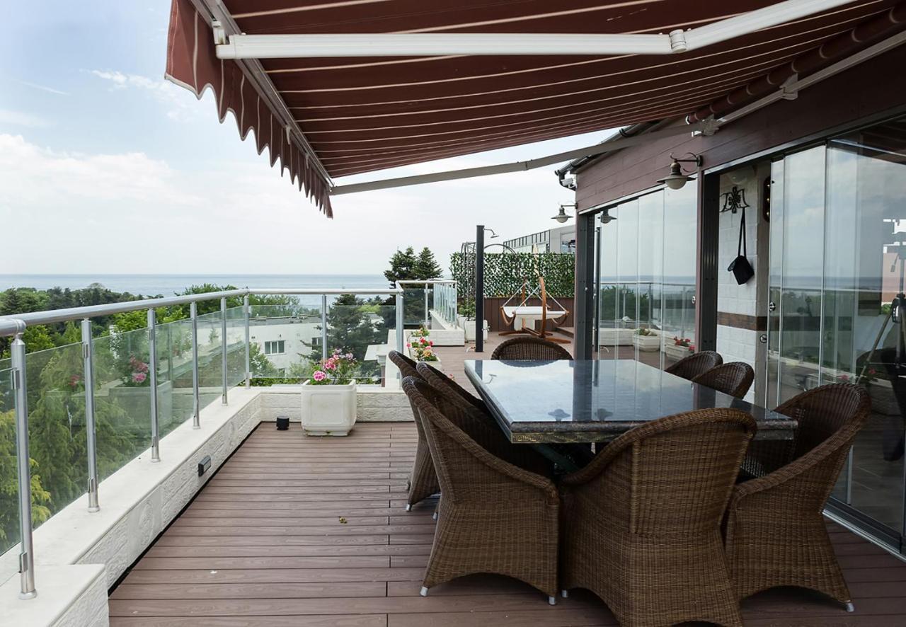 Under The Stars - Lux Penthouse With Pool And Terrace By Flat Mаnager Apartment Saints Constantine and Helena Ngoại thất bức ảnh
