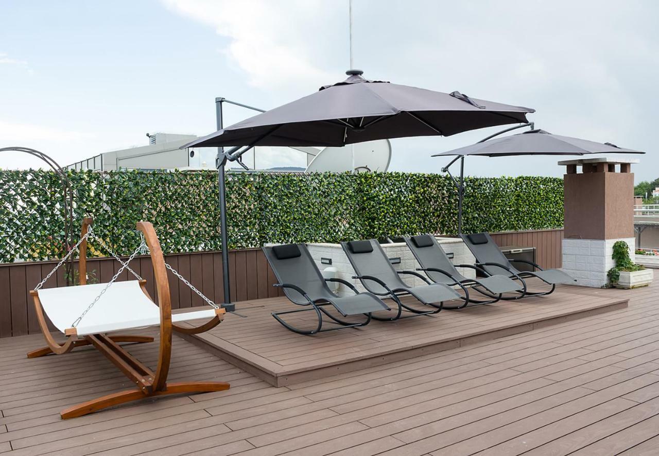 Under The Stars - Lux Penthouse With Pool And Terrace By Flat Mаnager Apartment Saints Constantine and Helena Ngoại thất bức ảnh